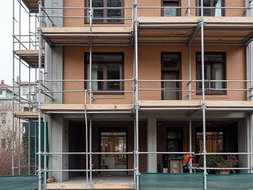 リノベーションコンサルティングの例：改修中の建物外観